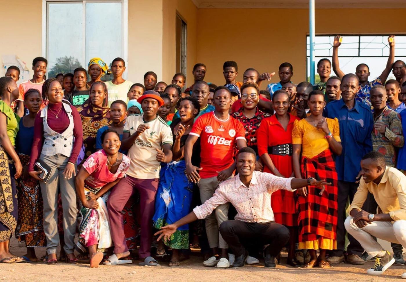 Une grande communauté réunie pour une photo de groupe.
