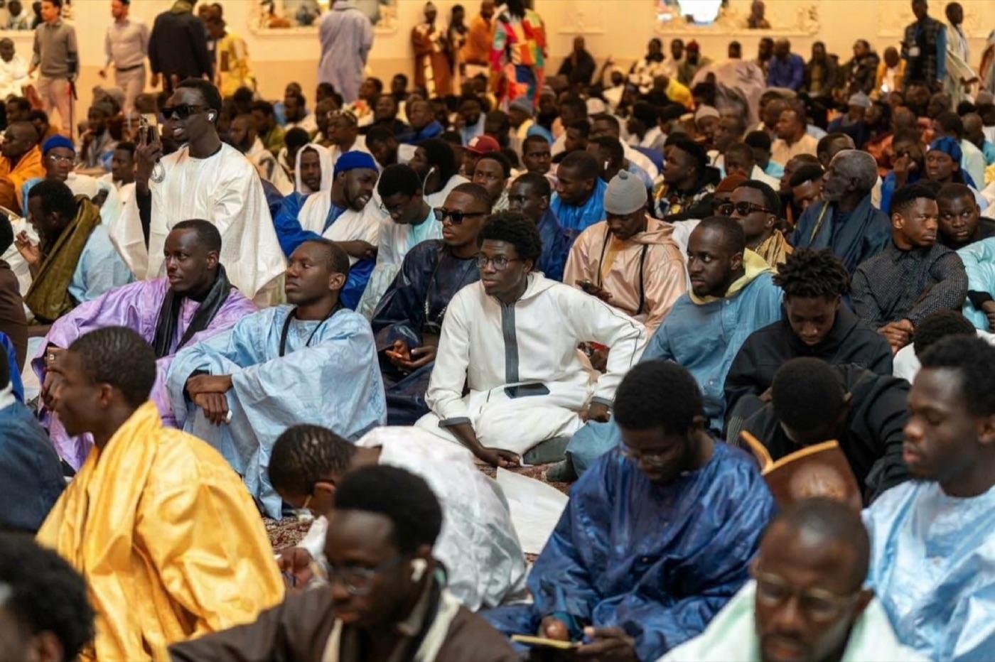 Une assemblée de fidèles en boubous lors d’une rencontre religieuse.